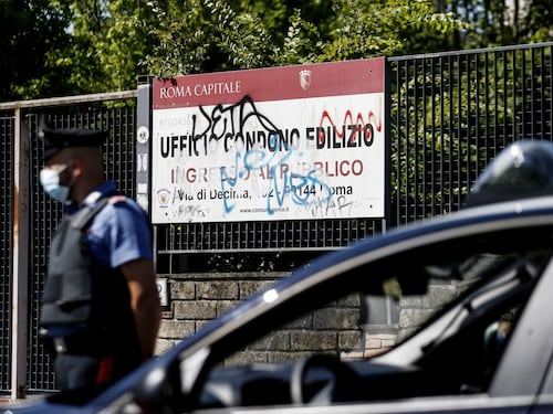 Il buco nero dei condoni. Sparite 30mila pratiche (e 56 milioni di euro)