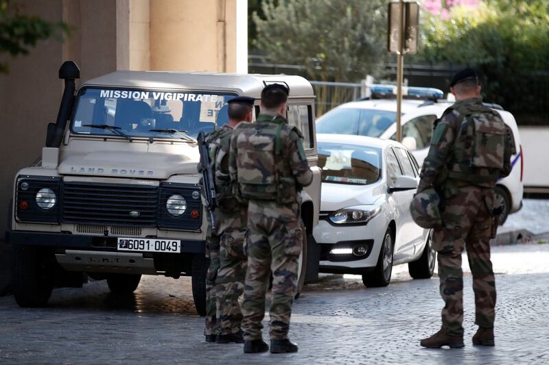 Parigi, auto travolge gruppo militari 9