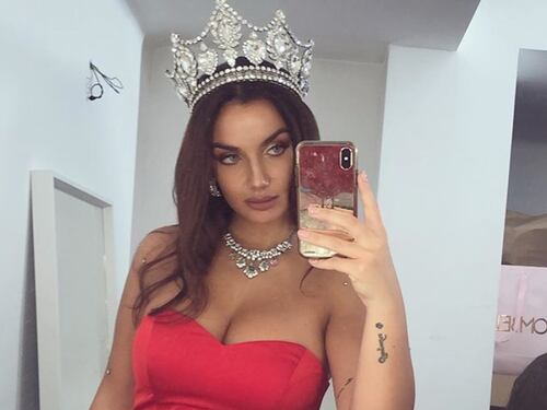 "Palla di lardo" scrive un hater ed Elettra Lamborghini gli risponde per le rime