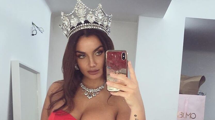 "Palla di lardo" scrive un hater ed Elettra Lamborghini gli risponde per le rime