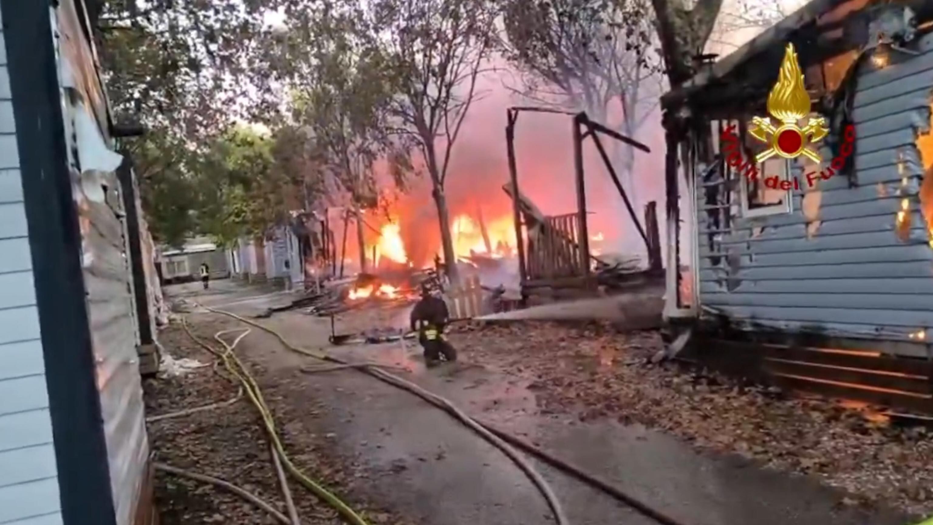 L'intervento dei Vigili del fuoco per il vasto incendio divampato, all'alba di oggi, nel campeggio Bella Italia di Peschiera del Garda in provincia di Verona, 4 ottobre 2026. L'allarme � scattato poco prima delle 6 di mattina e l'intervento, per quanto l'incendio ora sia sotto controllo, � ancora in corso. La struttura era aperta, quindi con ospiti all'interno e, a quanto si apprende, le fiamme hanno interessato una ventina di casette mobili. ANSA / ufficio stampa Vigili del fuoco +++ UFFICIO STAMPA +++ FOTO NON IN VENDITA - DA USARE SOLO PER FINI GIORNALISTICI� +++ NPK ++