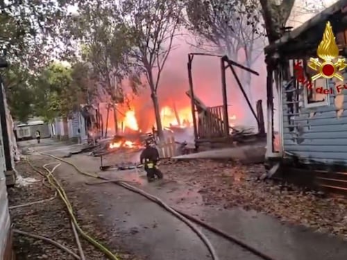 Vasto incendio in un camping a Peschiera del Garda, ci sono feriti: una persona ustionata alle gambe. “Coinvolti bungalow e roulotte”.