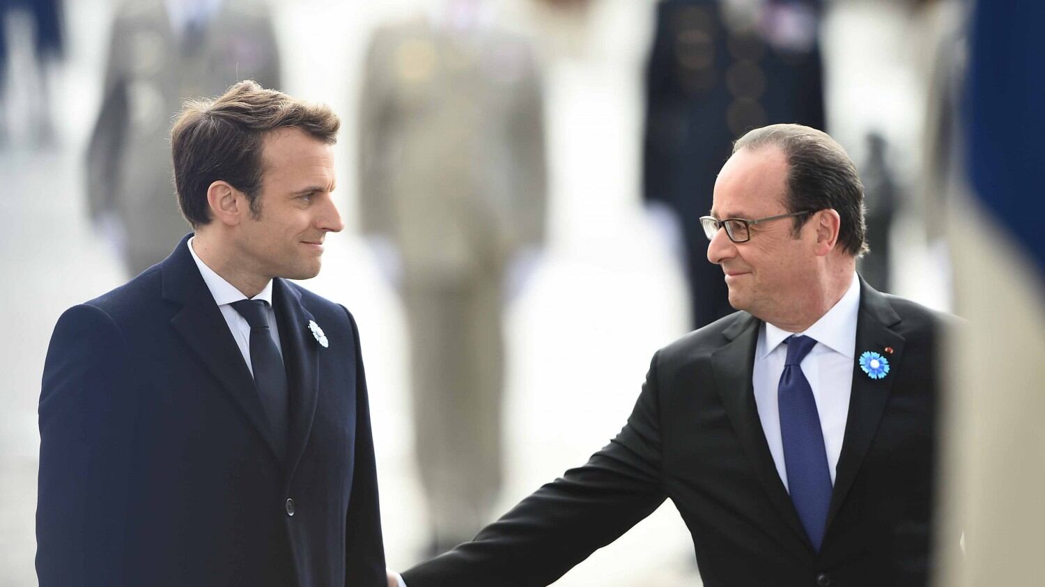 Hollande "benedice" Macron: "Sarò sempre al suo fianco"