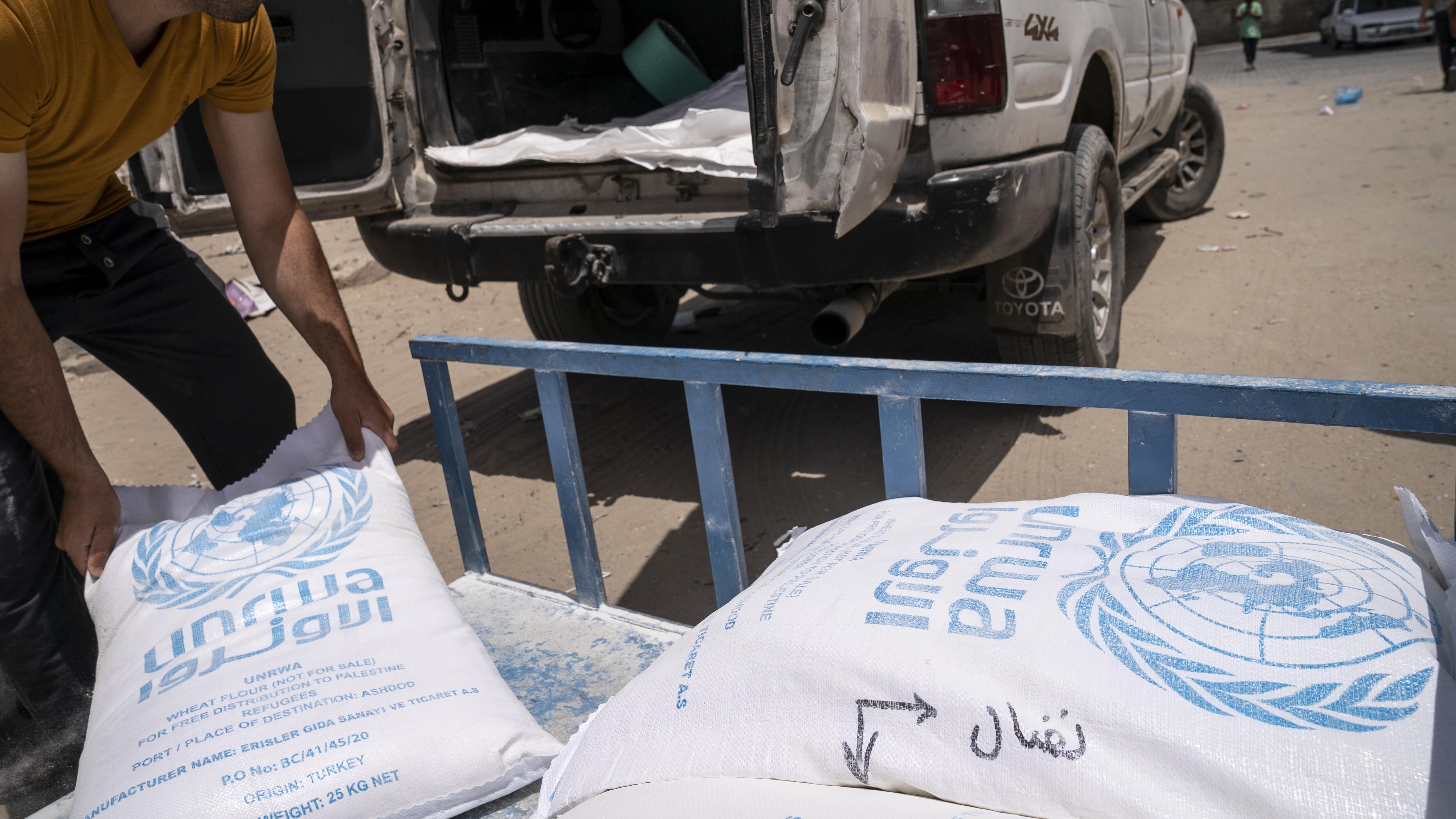 Insegnanti, assistenti sociali, impiegati: chi sono i 12 dipendenti dell'Unrwa complici dei terroristi