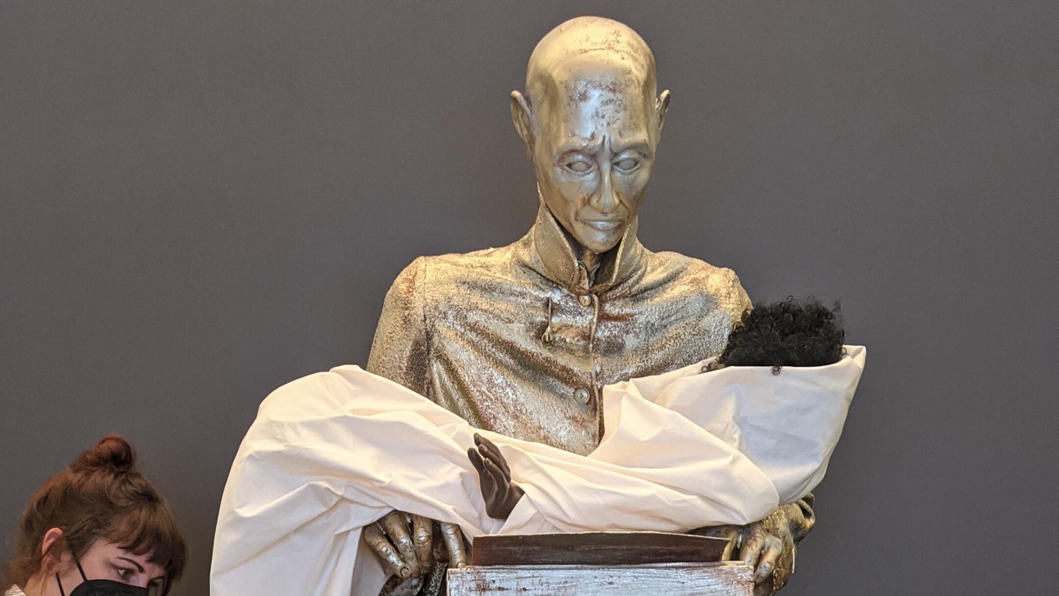 Spacciata per opera d'arte la statua sfregio che infanga Montanelli