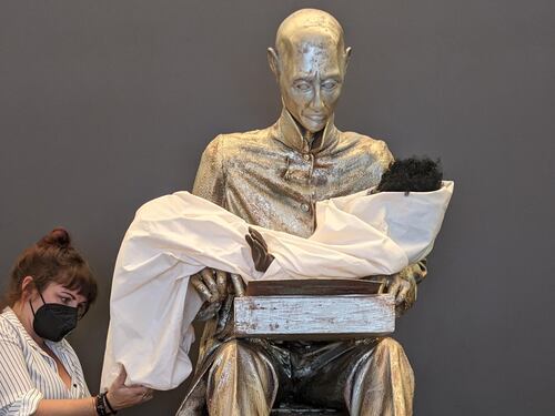 Spacciata per opera d'arte la statua sfregio che infanga Montanelli