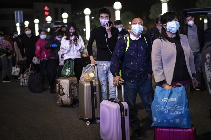 A Wuhan finisce il lockdown: la fila in stazione 5