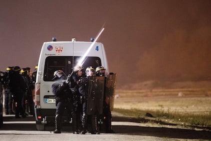 A Calais scoppia la rivolta nella "giungla" 11