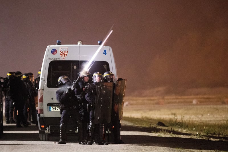 A Calais scoppia la rivolta nella "giungla" 11