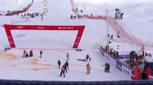 Verniciano la neve di arancione: ora gli eco-vandali attaccano pure le gare di sci