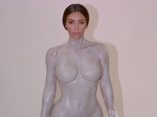 Kim Kardashian posa senza veli per lanciare il suo nuovo profumo