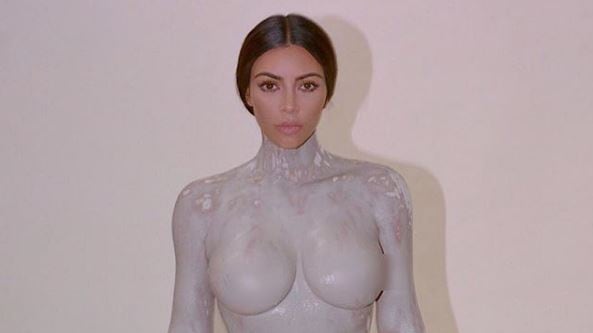 Kim Kardashian posa senza veli per lanciare il suo nuovo profumo