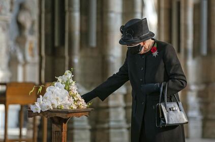La Regina Elisabetta per la prima volta in pubblico con la mascherina 5