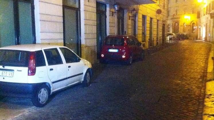 Marino sindaco in fuga, beccato con la Panda in pieno divieto di sosta