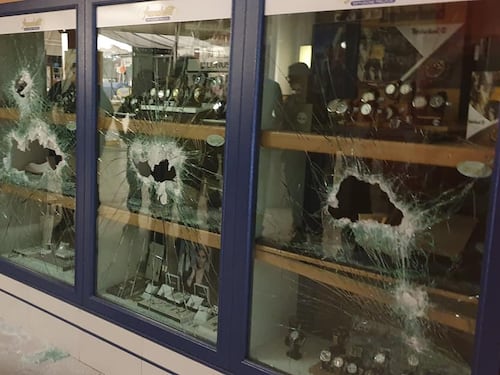 Afragola, grosso furto in una gioielleria: ladri rubano orologi e preziosi