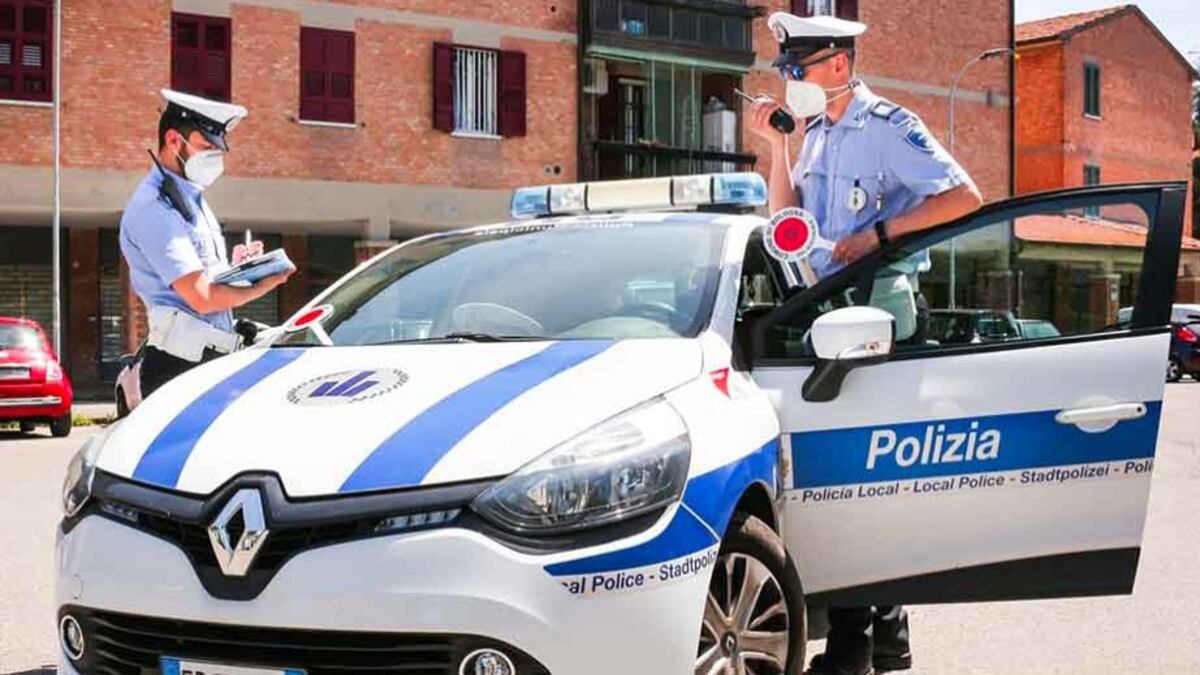 Provoca un grave incidente stradale e scappa: denunciato richiedente asilo