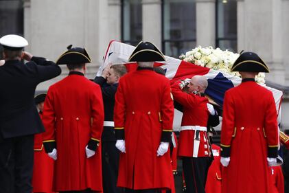 Thatcher, la bara di Maggie verso la cappella di St. Mary 6