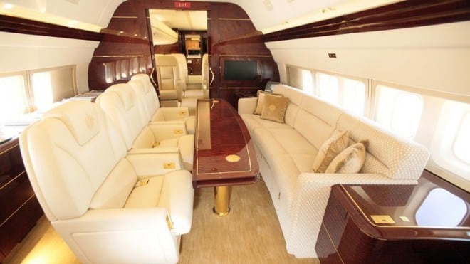 Rubinetti d'oro, maxi schermo e camere da letto: ecco il jet privato di Trump