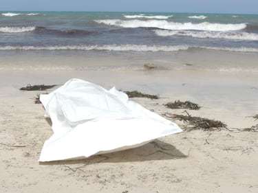 I cadaveri dei migranti sulla spiaggia libica 3