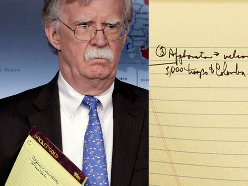L'appunto di John Bolton sul Venezuela: "5000 soldati in Colombia"