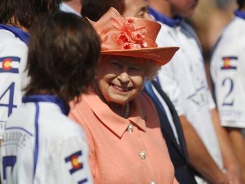 Gemelle cinesi vogliono incontrare la Regina, lei acconsente