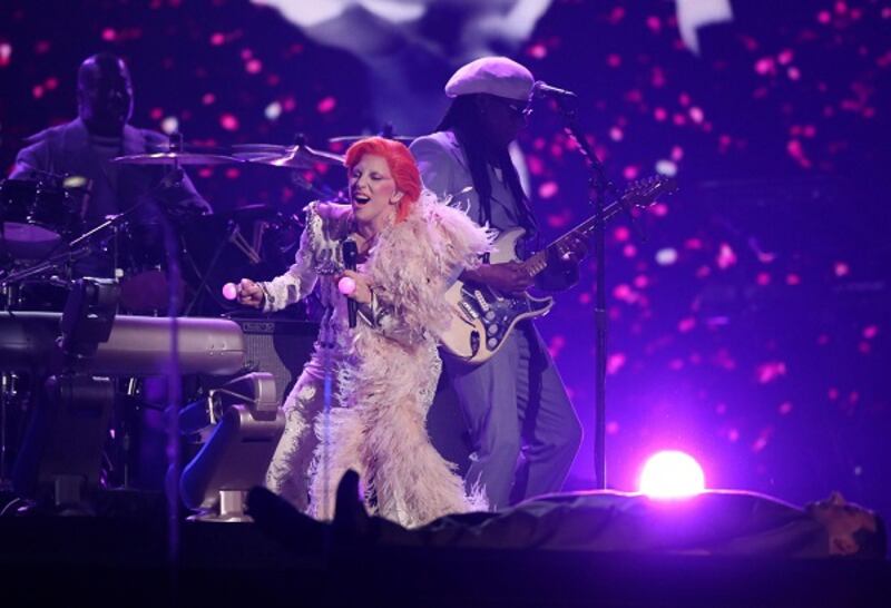 Lady Gaga: capelli rosso fuoco per i Grammy 2016. Foto 19