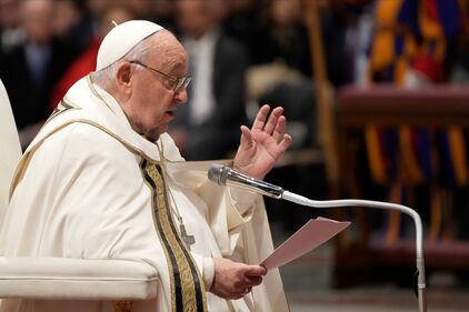 Papa Francesco, le immagini che allarmano i fedeli: al Concistoro con un vistoso ematoma, le foto 6