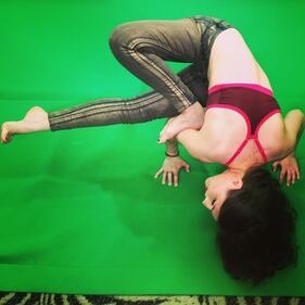 Sguardo aggressivo e vestito sexy per Erin Sanders 6