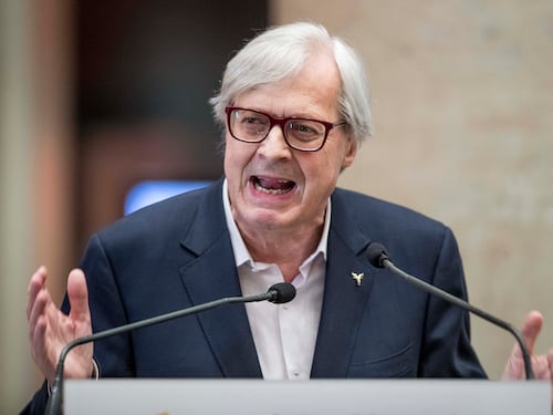 Paura per Sgarbi. Ma la figlia Evelina già torna all’attacco di chi gli sta vicino: “Gestione irresponsabile”