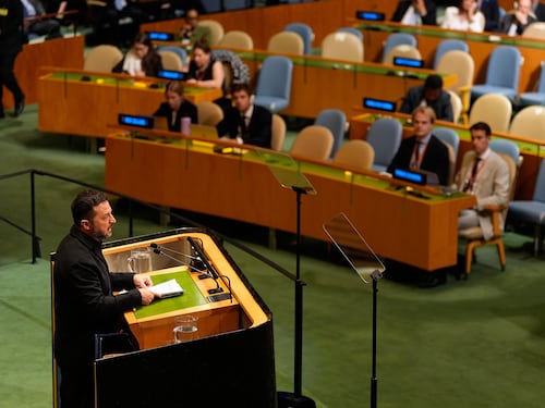 Zelensky all’Onu: “Guerra ridicola, deve finire. Putin paziente zero”. Ma Rubio invita lo zar al G20 di Miami. Allarme droni all’aeroporto di Berlino