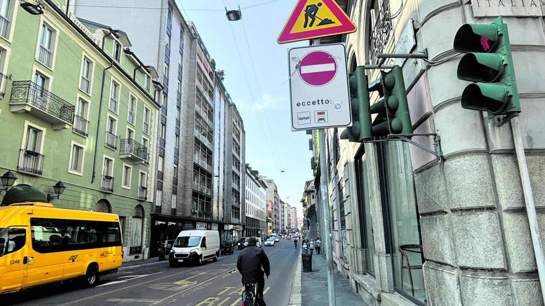 Cerchia dei Navigli, sì alla preferenziale aperta alle moto. Ma il Pd si spacca