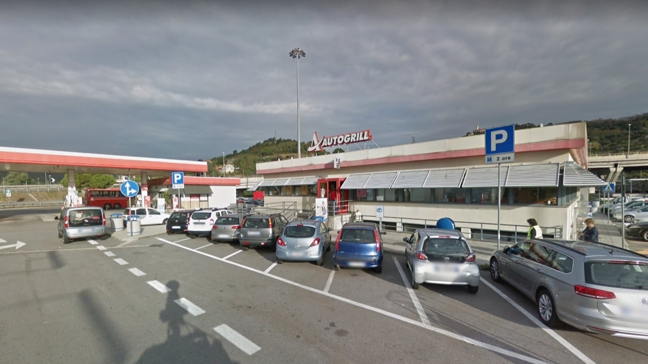 Savona, romeno segue e molesta una donna all'autogrill: arrestato
