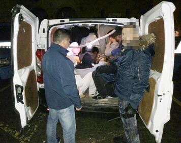 Ventimiglia, 15 migranti in un furgone 2