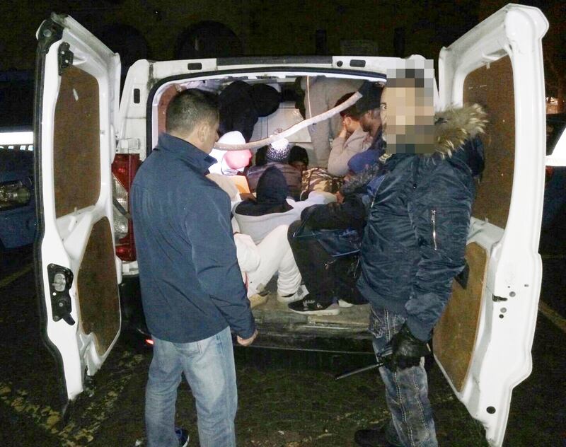 Ventimiglia, 15 migranti in un furgone 2