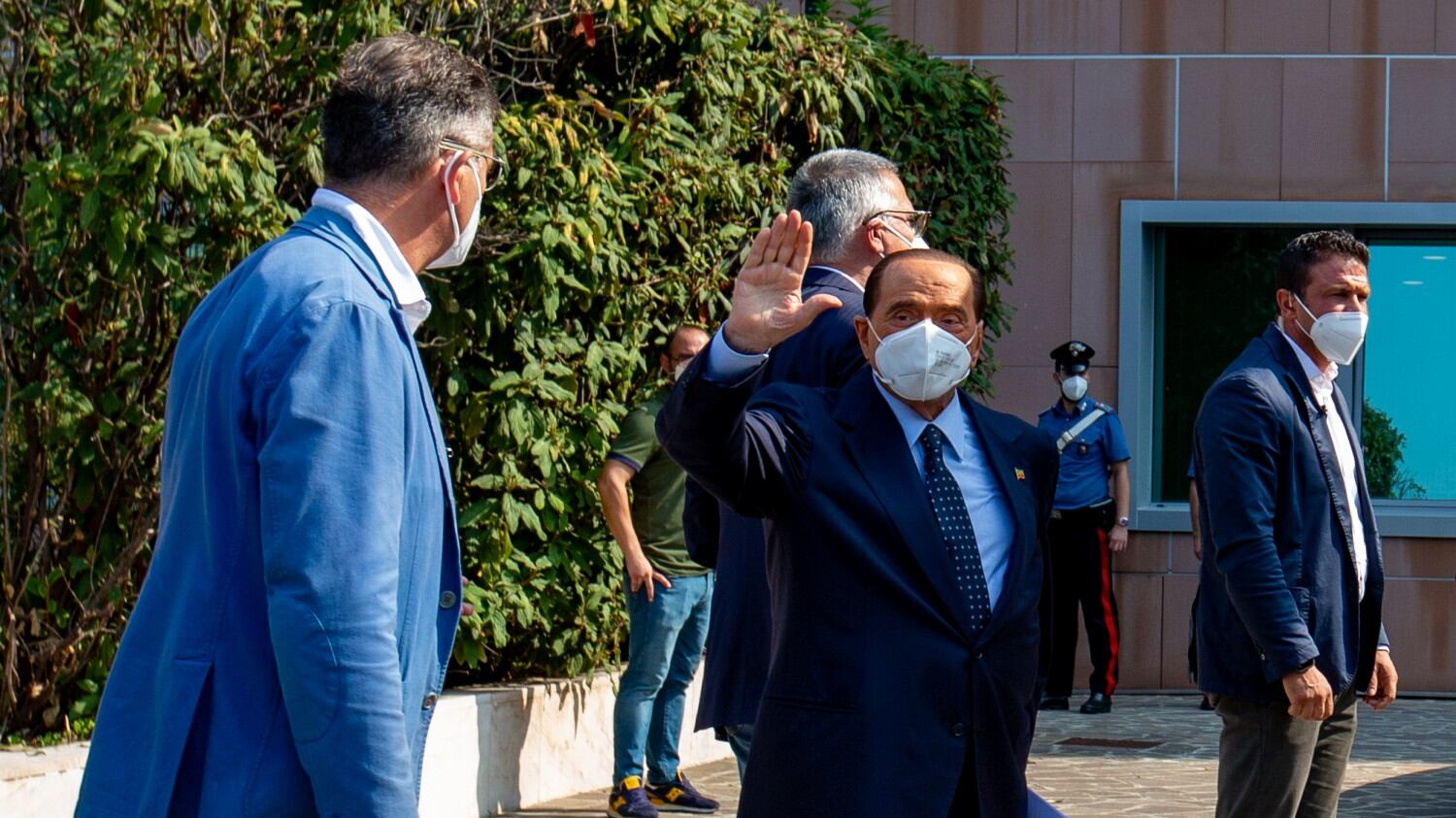 Berlusconi in isolamento vota da Arcore. E incita i suoi a recarsi ai seggi