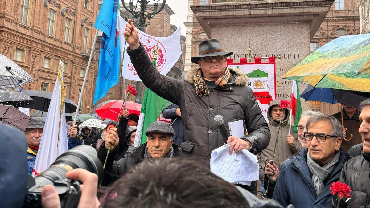 Iran, a Torino i "compagni del pianeta rosso" disertano la piazza