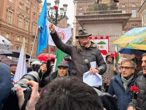 Iran, a Torino i "compagni del pianeta rosso" disertano la piazza