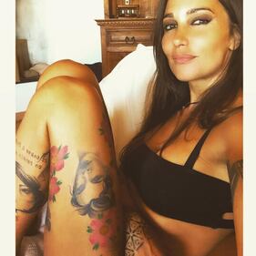 Siria De Fazio si mostra in topless 6