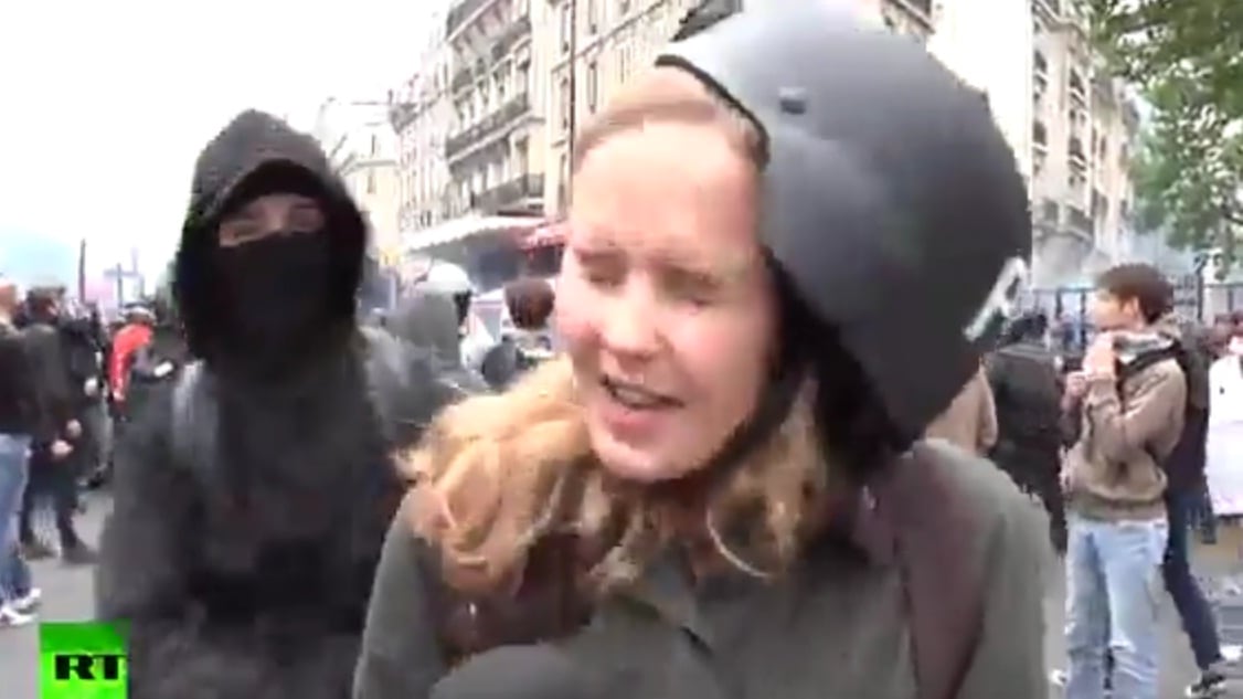 Il black bloc pesta in diretta tv una giornalista di Russia Today