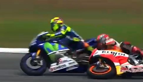 La fotosequenza dello scontro tra Rossi e Marquez 10