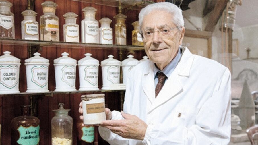 Farmacisti da 11 generazioni: "Ma non smercio profilattici"