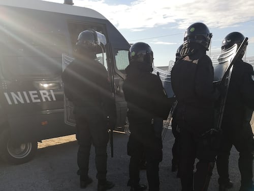Covid, la zona rossa dei migranti è una polveriera: sassaiola sugli agenti