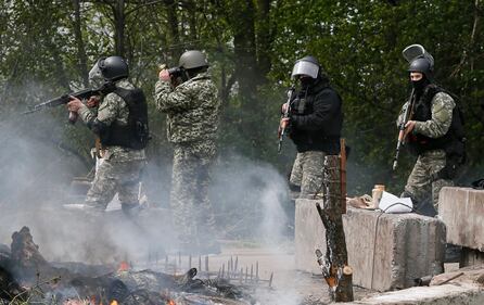 Forze di sicurezza ucraine a un checkpoint fuori Sloviansk 4
