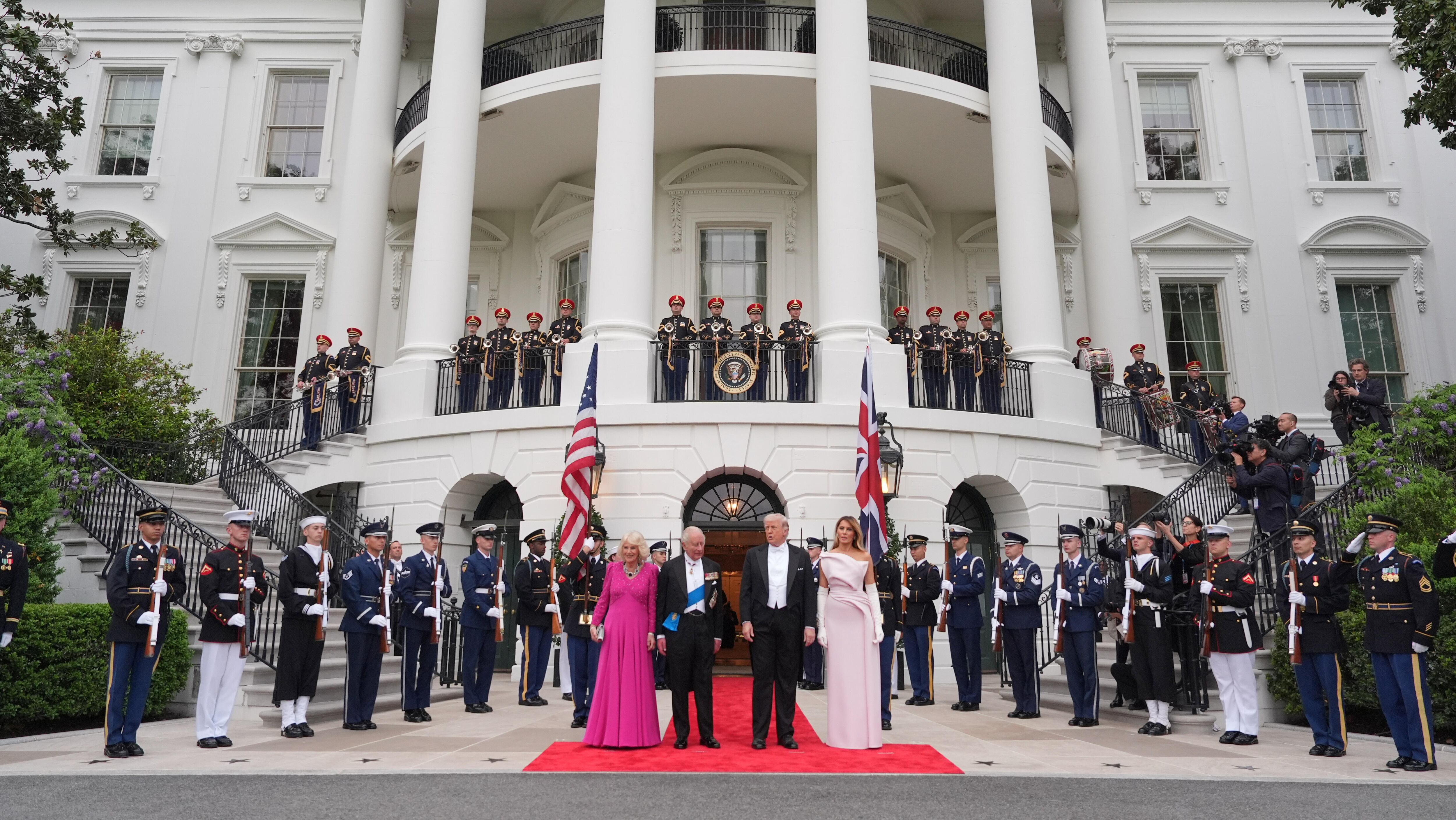 L'America si inginocchia a Re Carlo