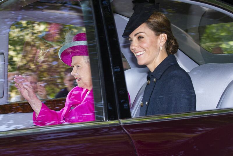 Regina Elisabetta II, stile senza tempo in foto 4