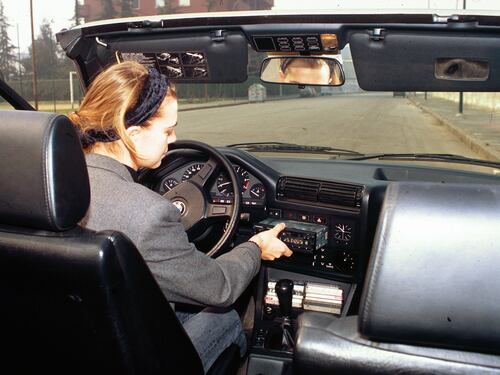 Radio via dai cruscotti delle nuove auto, scatta l'allarme: ecco perché