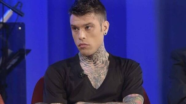 "È una scuola vera, non Amici" Bufera sulle parole di Fedez