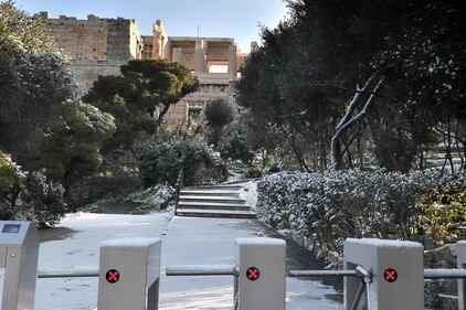 Neve ad Atene, il Partenone imbiancato 2