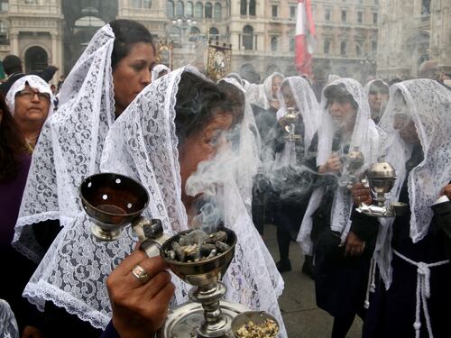 Così i movimenti tradizionalisti stanno "assaltando" la Chiesa