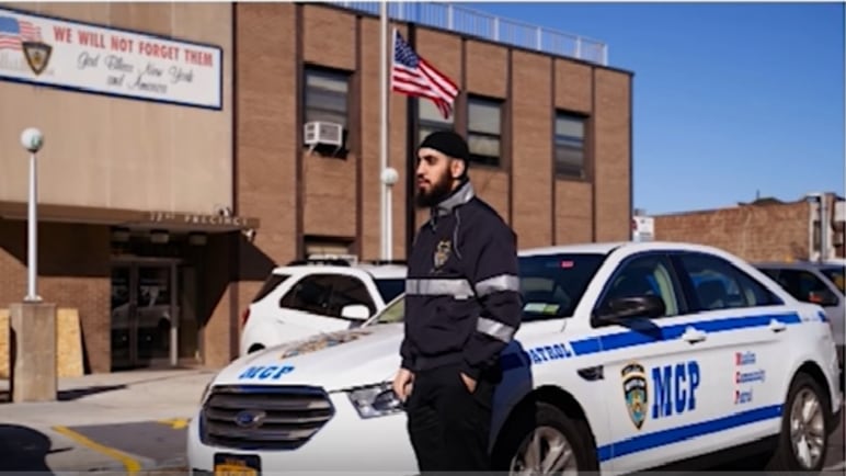 New York, le ronde islamiche (con tanto di auto con sirene)